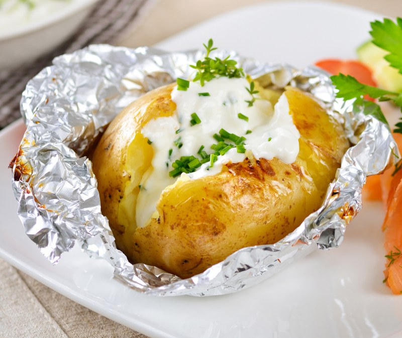 Сколько готовится картошка в фольге. Картофель в фольге. Картофель запеченный в фольге. Картофель запеченный в фольге с сыром. Печеная картошка в фольге.