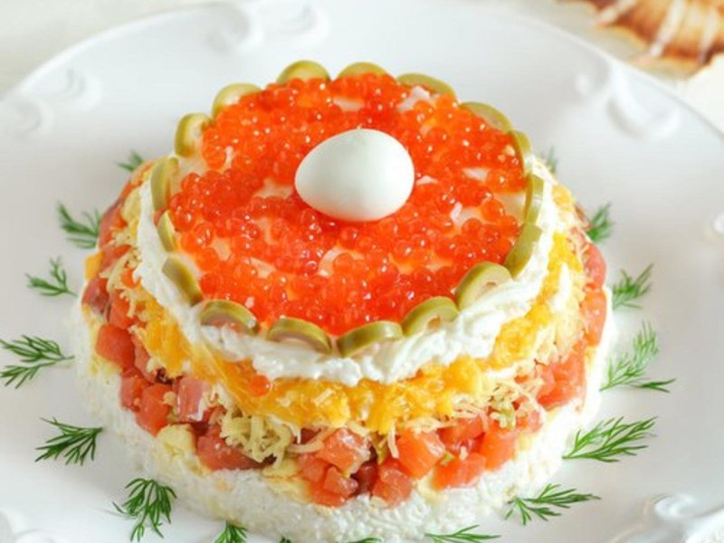 Салат с руколой и красной рыбой
