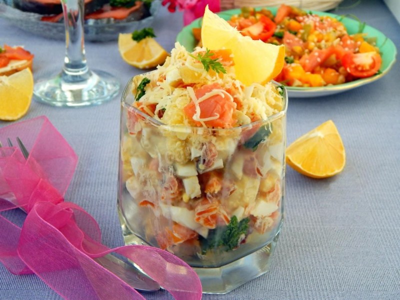 Салат с форелью