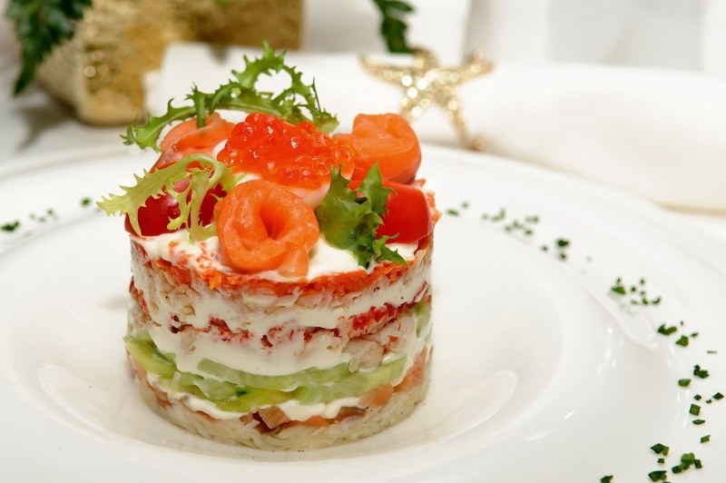 Салат с сёмгой слабосолёной и огурцом