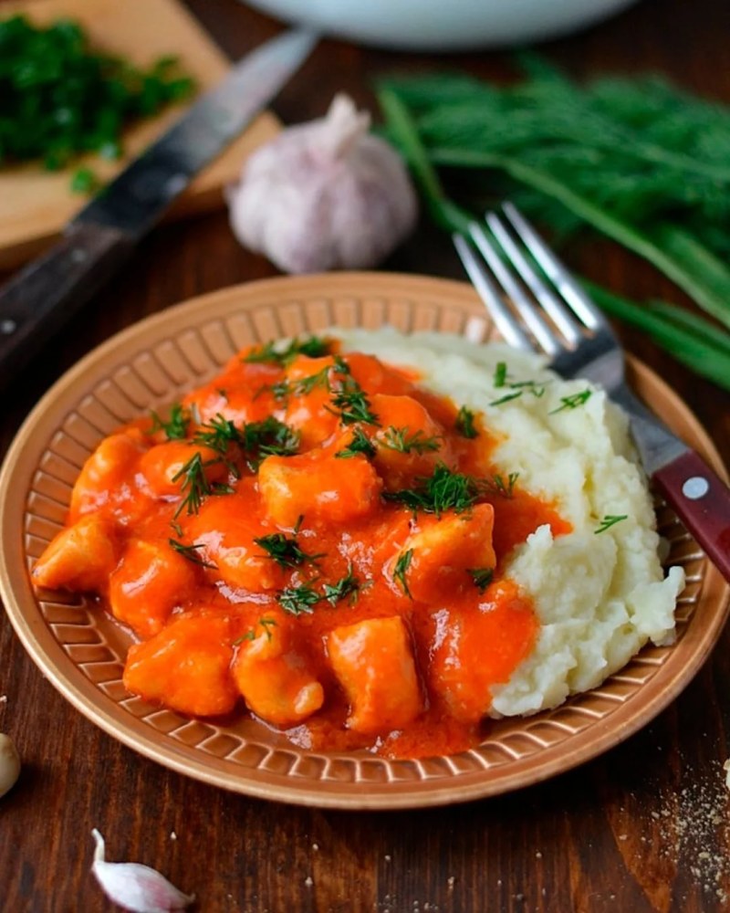 Гуляш из филе курицы с подливкой