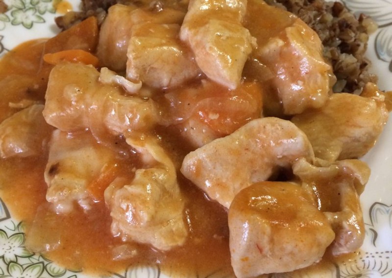Гуляш из куриной грудки в горчичном соусе