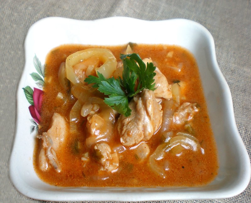 Гуляш из куриного филе с подливкой