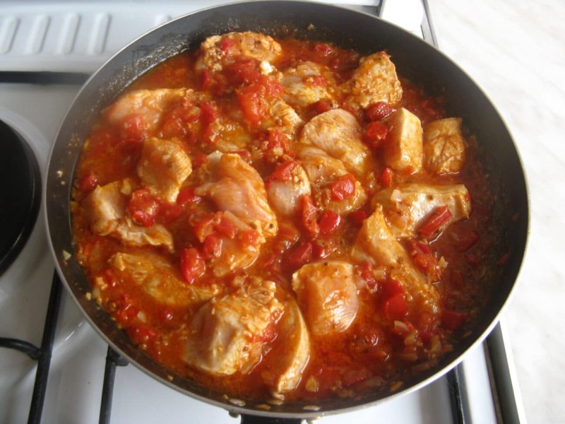 Куриный гуляш с подливкой