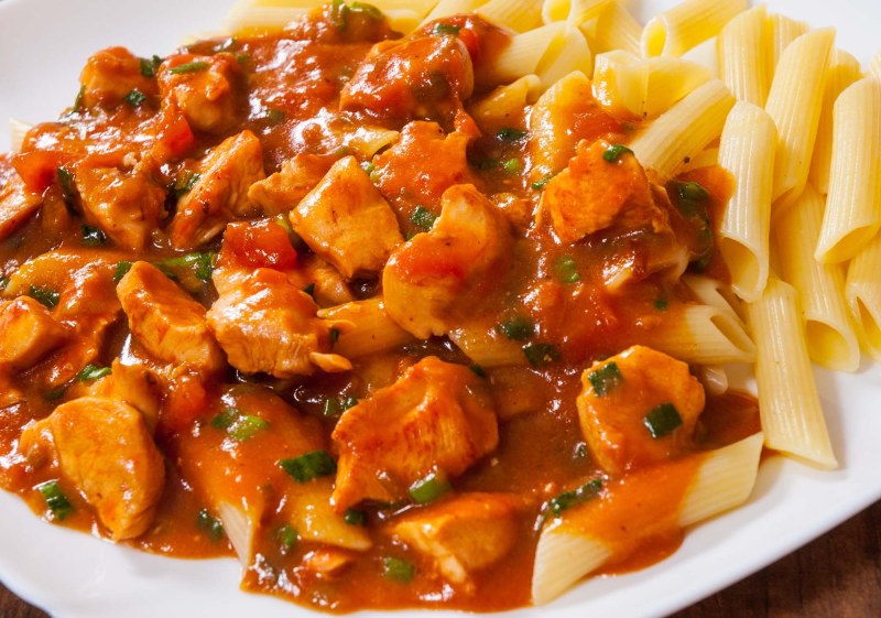 Мясо курицы на сковороде с подливкой
