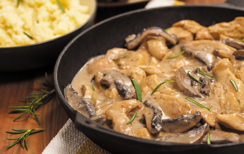 Кусочки курицы в сметанном соусе на сковороде