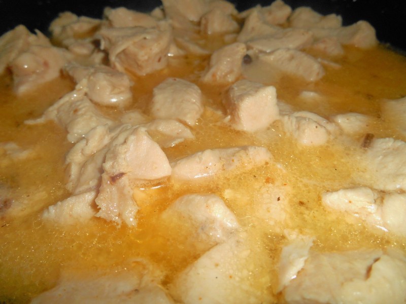 Гуляш из куриной грудки в мультиварке