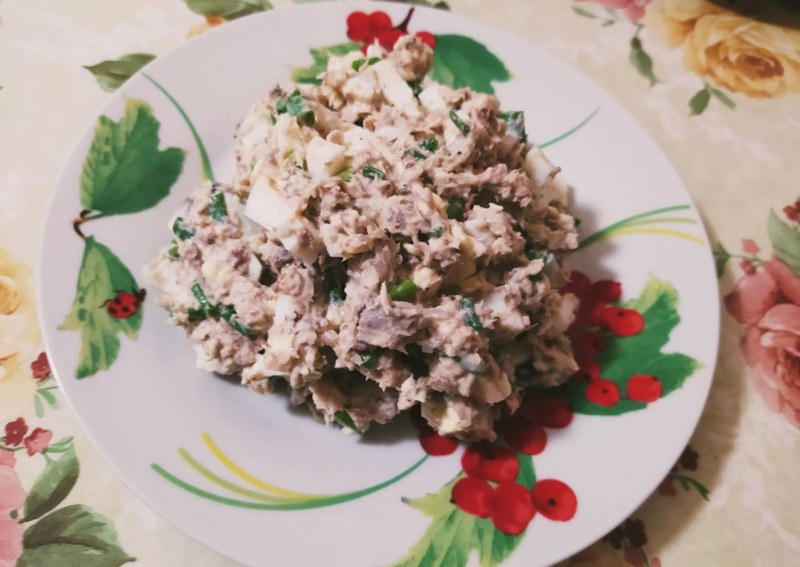 Простые салаты из консервированной рыбы