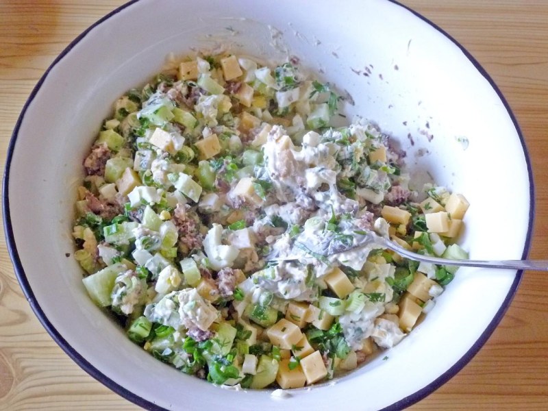 Салат с консервой скумбрия