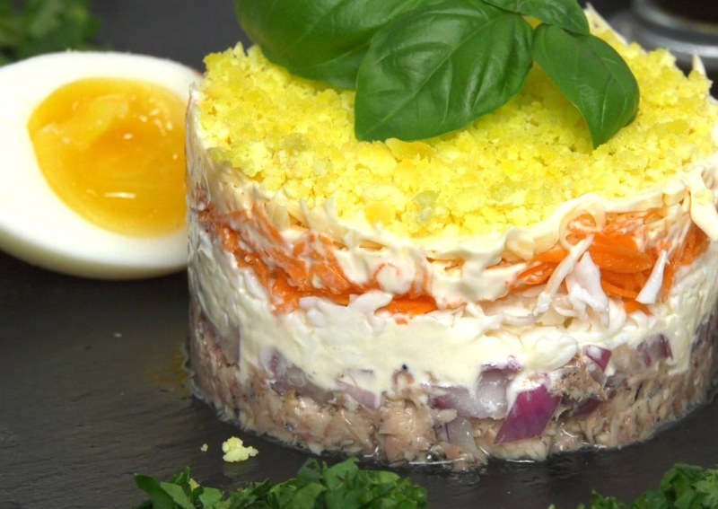 Салат Мимоза с рисом и консервой
