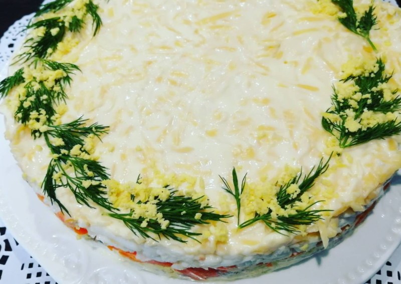 Салат с рыбой и укропом
