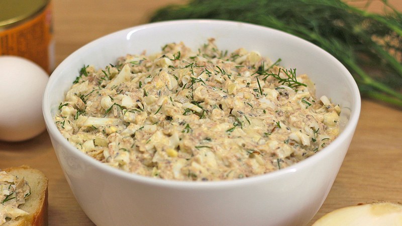 Салат с тунцом консервированным и яйцом