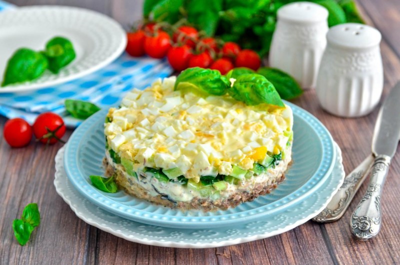 Салат из скумбрии консервированной с яйцом