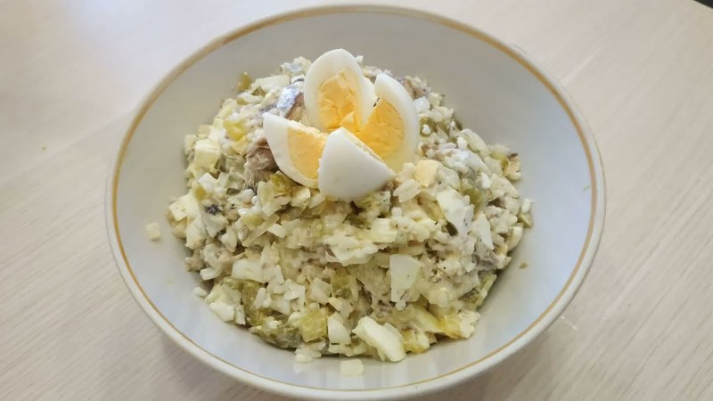 Салат с красной рыбой и помидорами