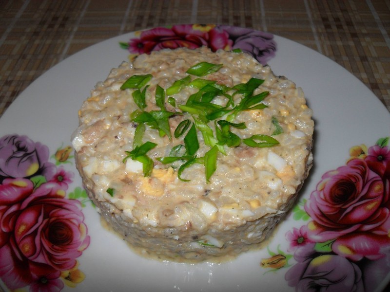 Салат с печеной скумбрией