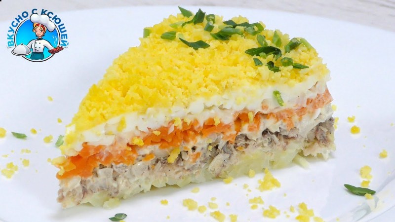 Вкусный слоеный салат с консервой