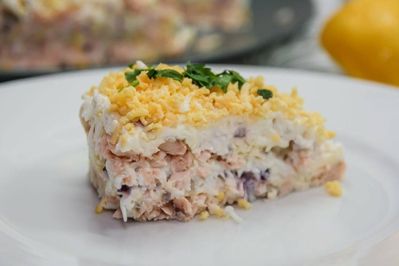 Салат с горбушей и свежими овощами
