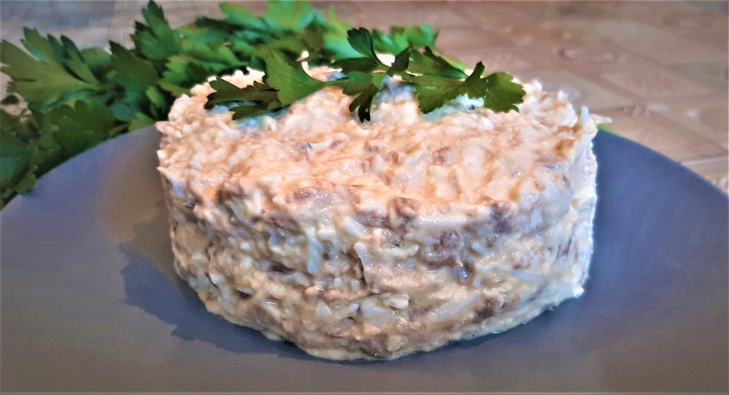 Салат из консервы скумбрия
