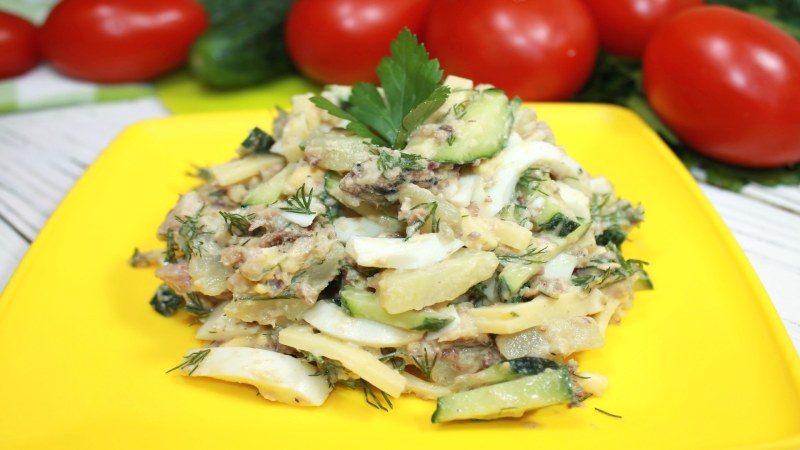 Вкусный салат с консервами из скумбрии