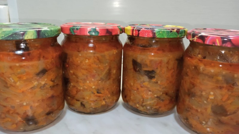 Слоеный салат с баклажанами