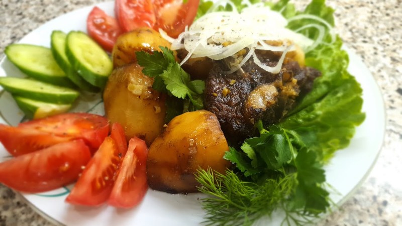 Грибы с картошкой и луком в казане на костре