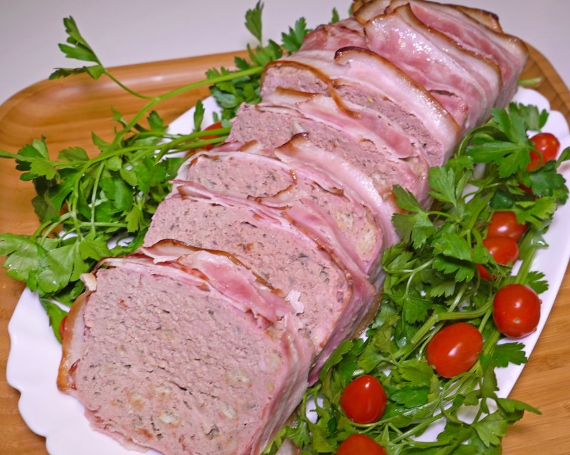 Мясной рулет в беконе