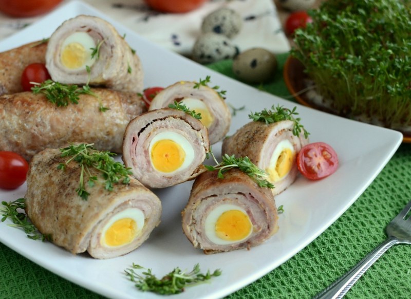 Куриный рулет с яйцом