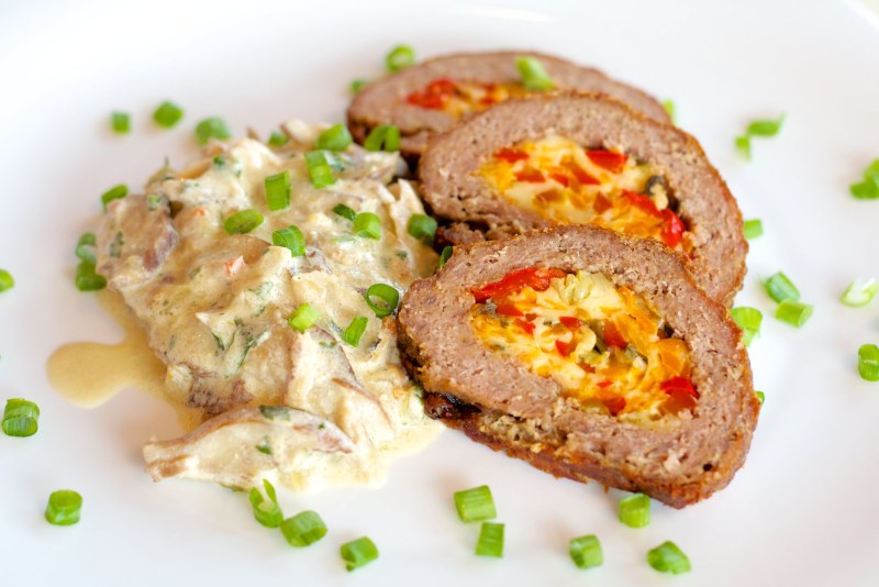 Мясной рулет с овощами