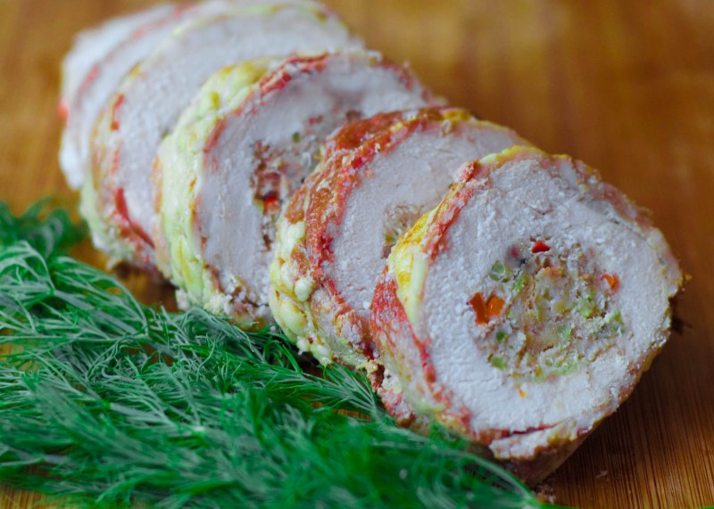 Свиной рулет с фисташками