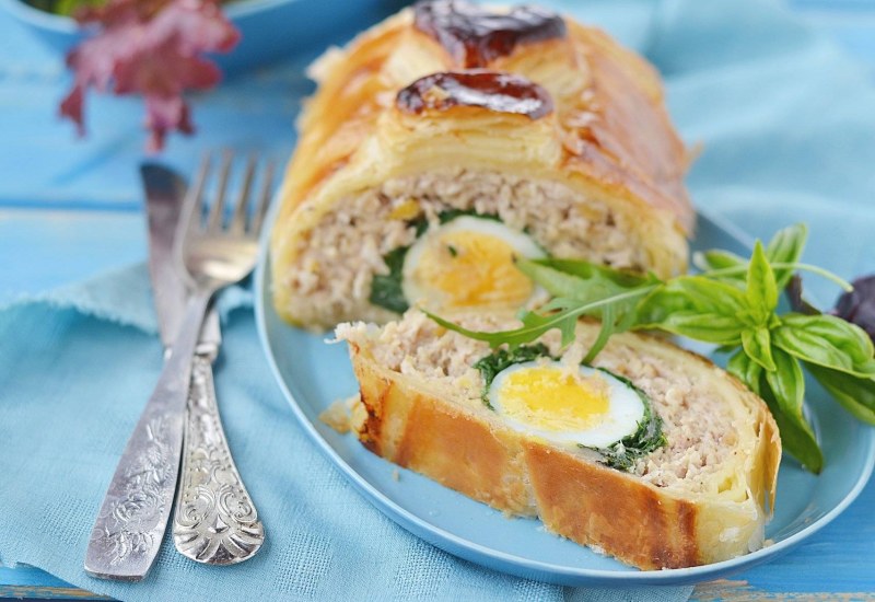 Куриный рулет с яйцом