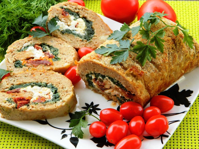 Фаршированный мясной рулет