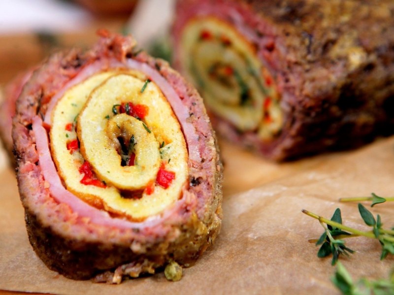 Мясной рулет из фарша