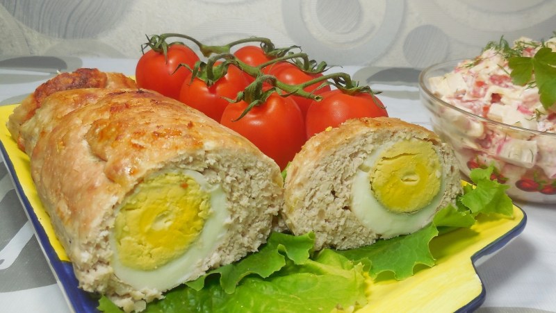 Рулет с яйцом и фаршем