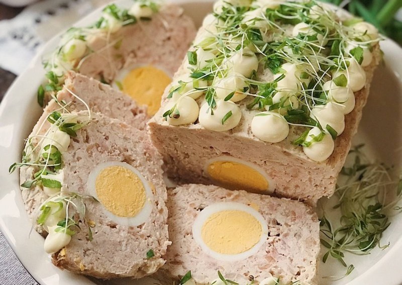 Куриный рулет с яйцом