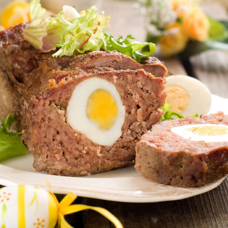Мясной рулет с яйцом