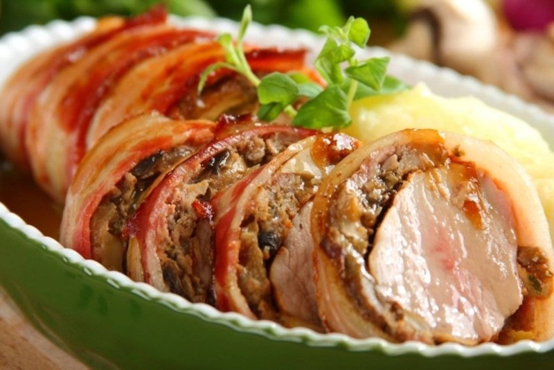 Кур ный рулет с яйцом в духовке