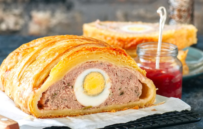 Мясной рулет в тесте
