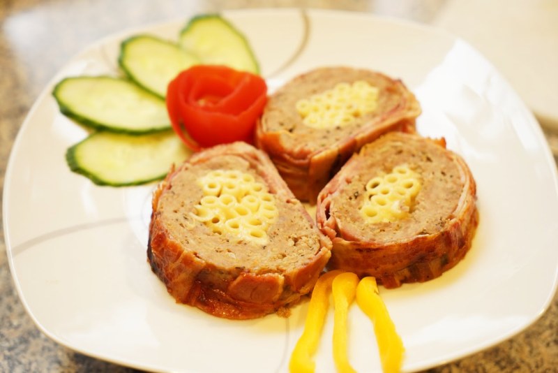 Рулет с макаронами и фаршем
