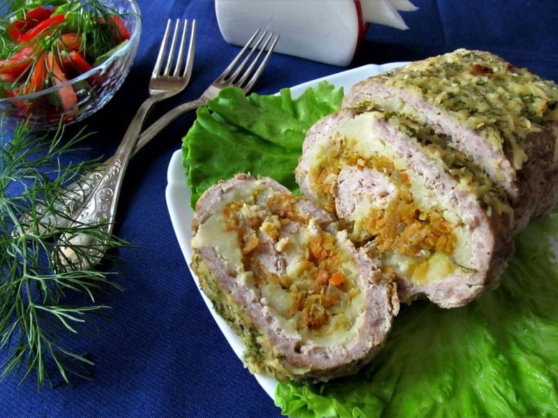 Рулет мясной из фарша с овощами