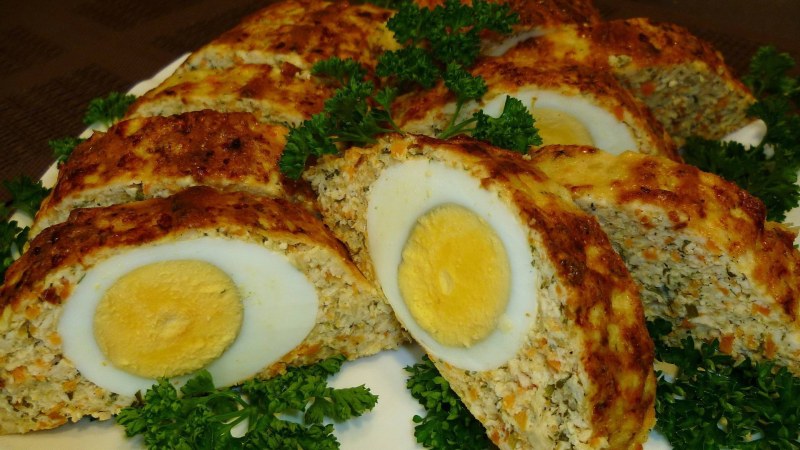 Мясной рулет с яйцом