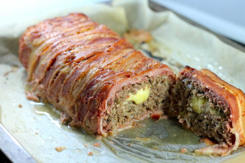 Праздничный мясной рулет