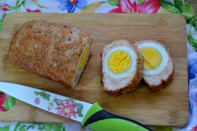 Мясной рулет с яйцом