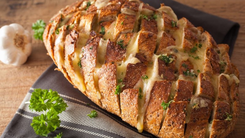 Батон с сыром и чесноком