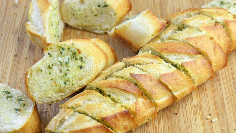 Багет с сыром и зеленью