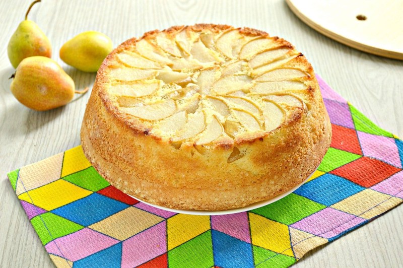 Подача шарлотки с яблоками