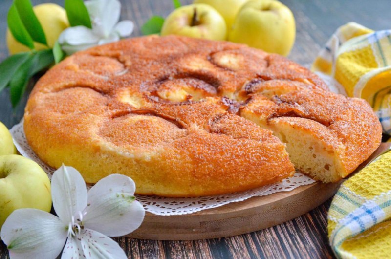 Пирог с яблоками на сковороде