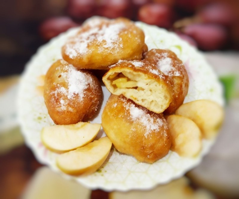 Жареные пирожки с яблоками на кефире