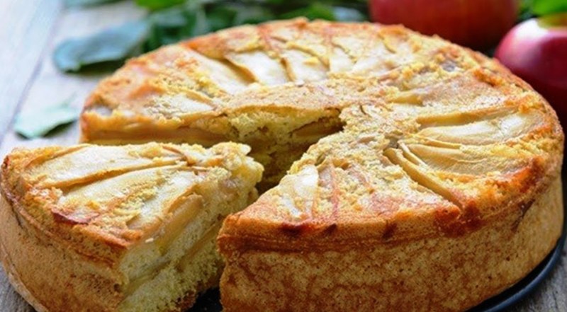 Шарлотка пышная с яблоками в духовке