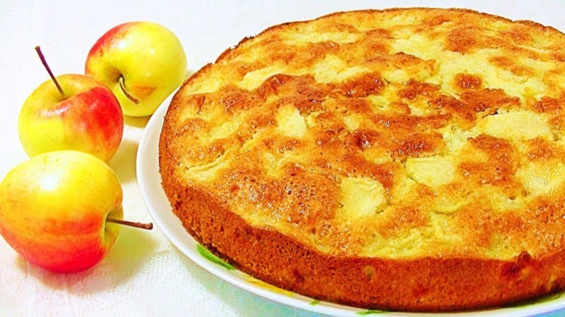 Ленивый пирог с яблоками в духовке