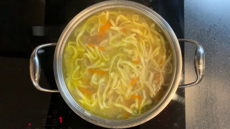 Лапша в кастрюле